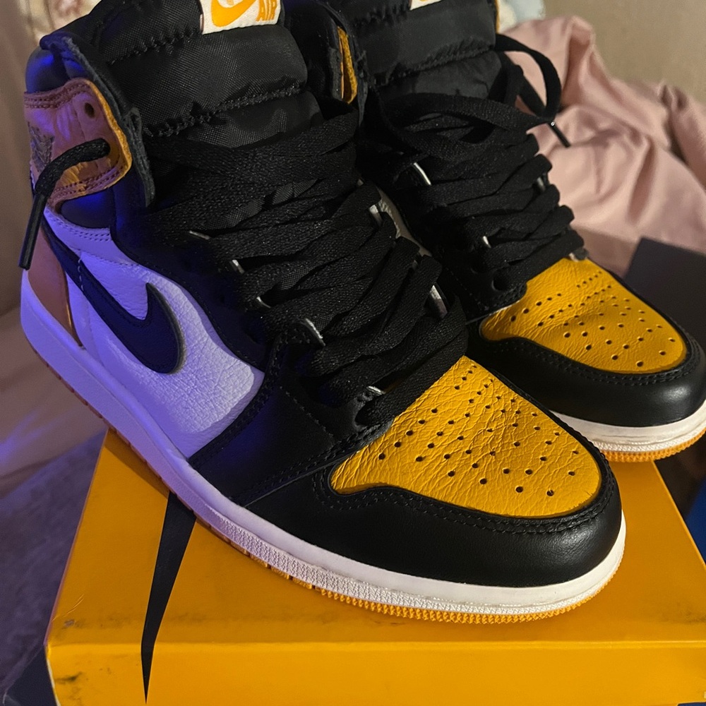 Air Jordan 1 retro high OG yellow toe